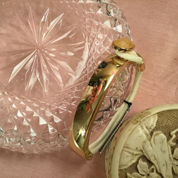 NWT The Limited Brand Goldtone Button Bracelet - Picture 1 of 6